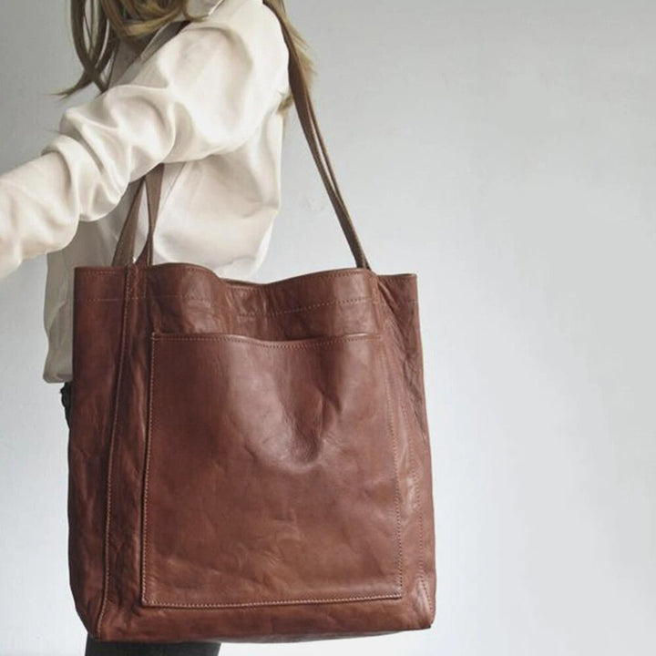 An elegant and practical shoulder bag
