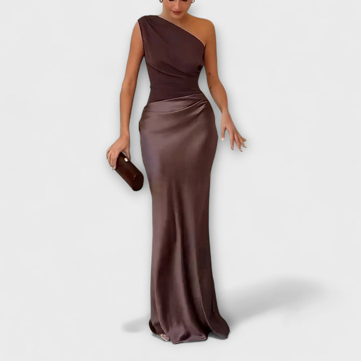 Elegancka sukienka maxi na jedno ramię z fałdami