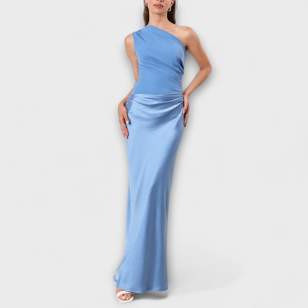 Elegancka sukienka maxi na jedno ramię z fałdami